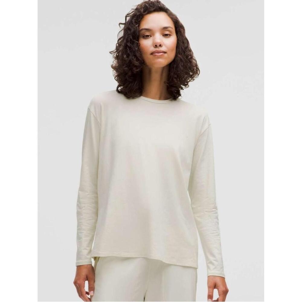 Lululemon Twist-Back Relaxed-Fit Long-Sleeve Shirt
Bone
A twist on a basic. Thi